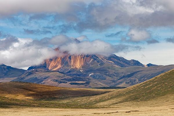 Jones, Adam 아티스트의 Distant mountain and clouds at high elevation-Antisana Ecological Reserve-Ecuador작품입니다.